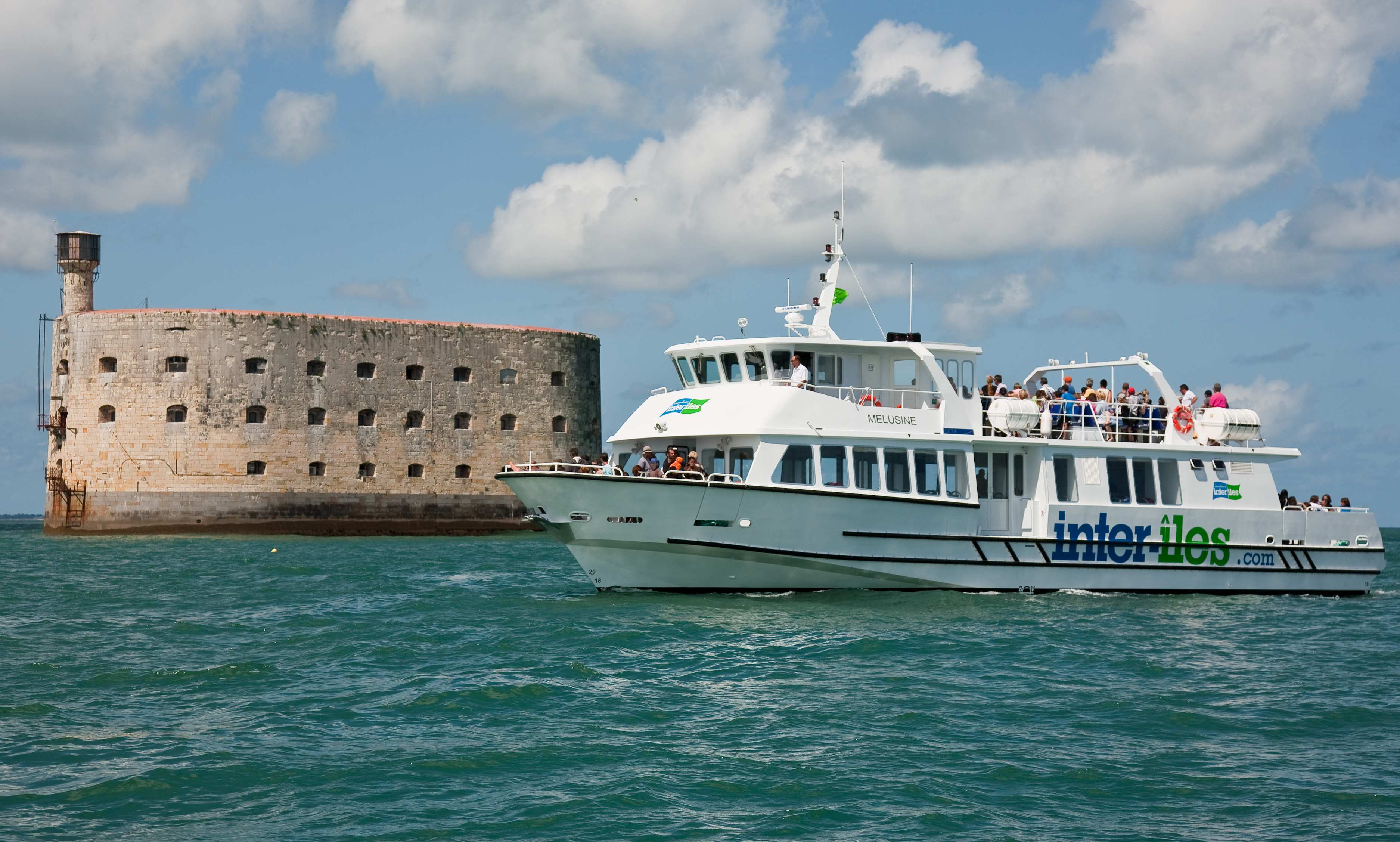 Navire à passagers près de Fort-Boyard. Photo Inter-Iles - Droits Réservés.