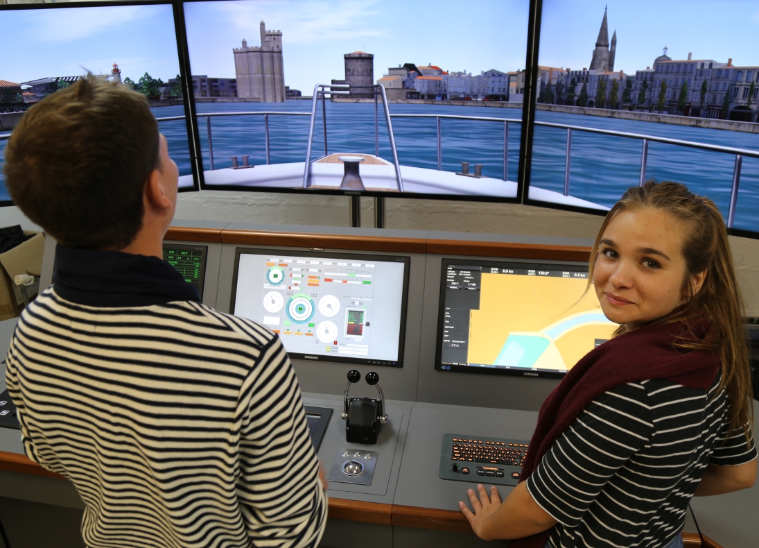 Simulateur de navigation à La Rochelle avec une élève.