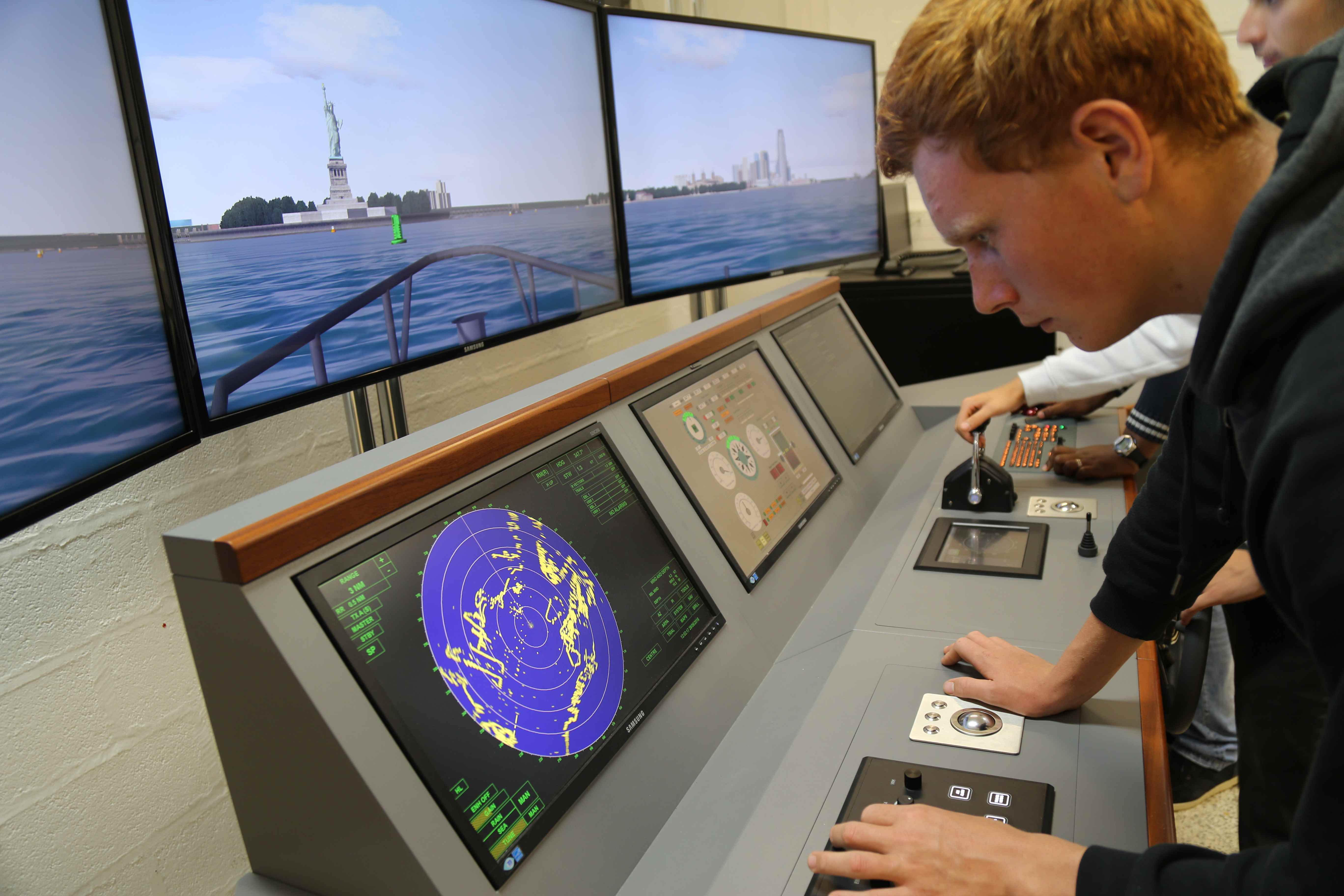 Élève en situation de manœuvre, scrutant le radar, à l'entrée de New-York. Photo Jacky Grange - LMA La Rochelle.