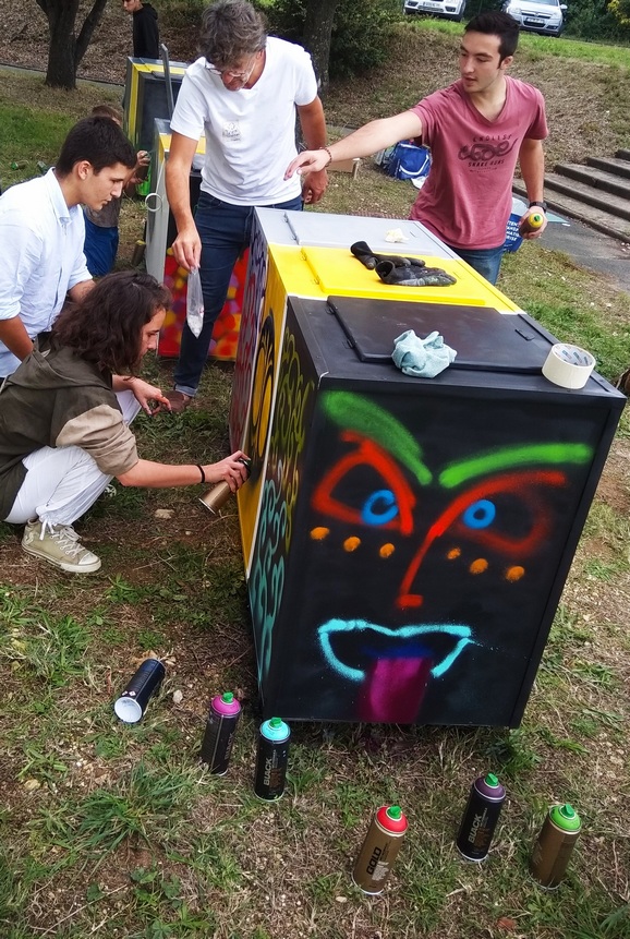 poubelles de tri réalisées par des élèves du lycée, des jeunes de l’IME et des jeunes de la Maison de Quartier de Port Neuf.